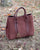 Le sac cabas Max Renouard en cuir veau velours acajou et lisse acajou, vu en ambiance.