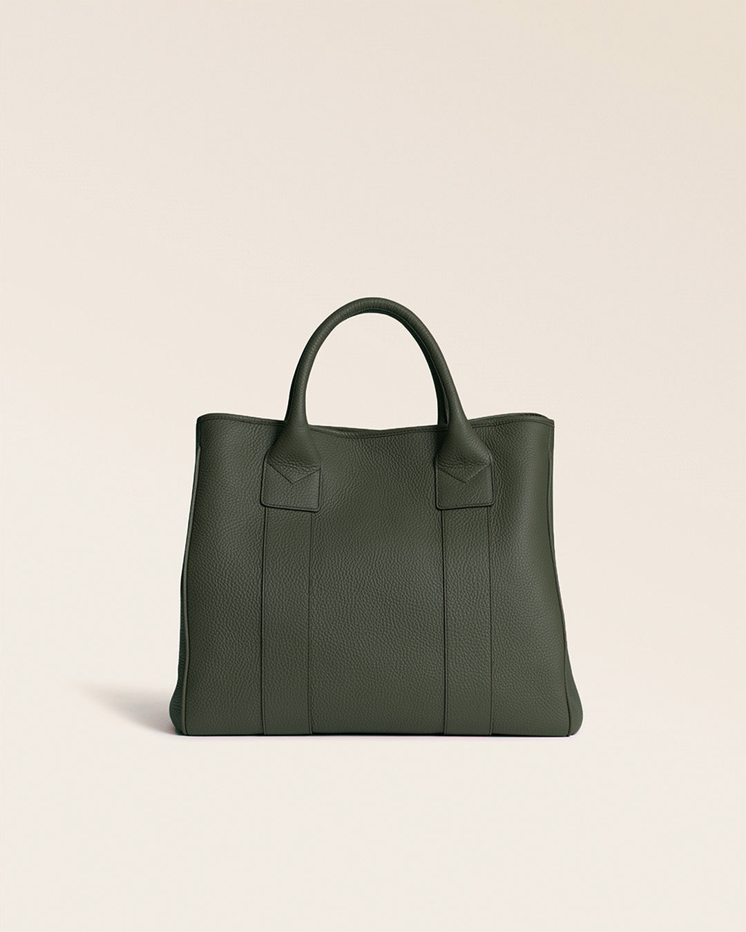 Le sac cabas Max Renouard en cuir façon vigogne kaki, vu de dos en studio.