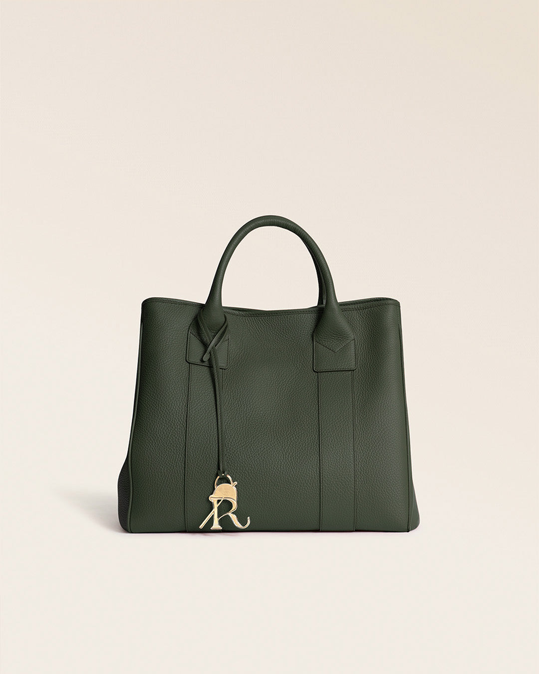 Le sac cabas Max Renouard en cuir façon vigogne kaki, vu de face en studio.