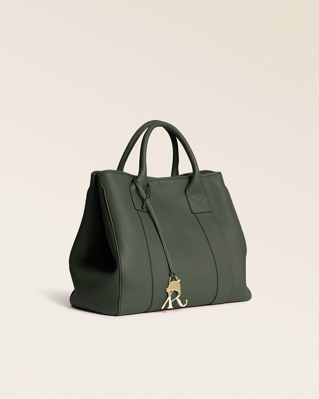 Le sac cabas Max Renouard en cuir façon vigogne kaki, vu de quart en studio.