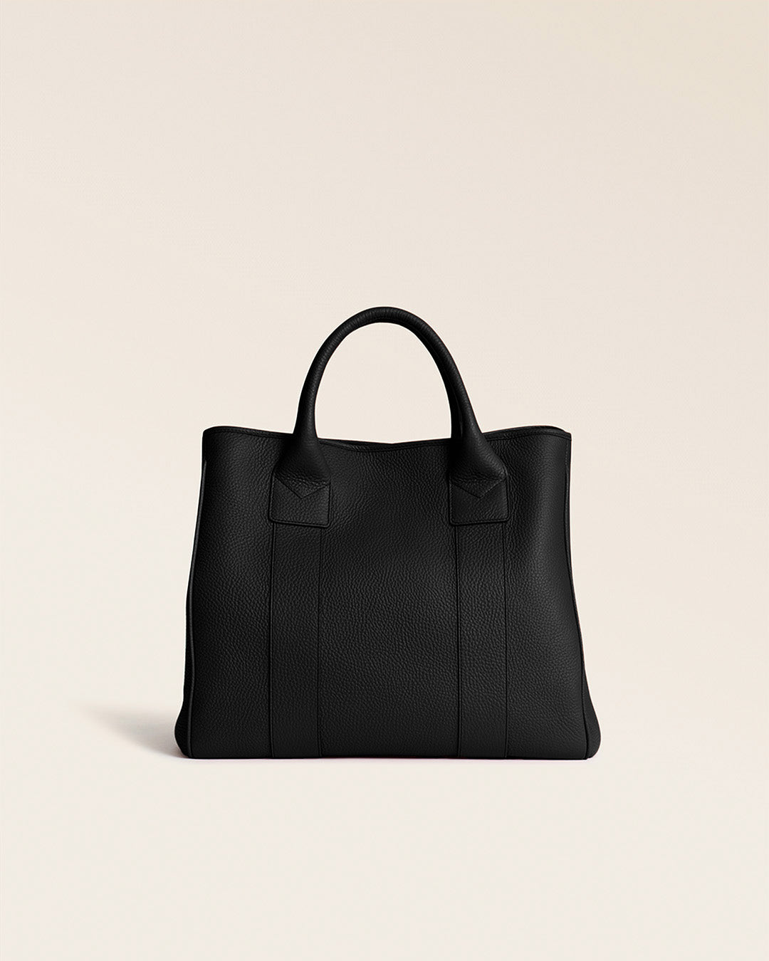 Le sac cabas Max Renouard en cuir façon vigogne noir, vu de dos en studio.