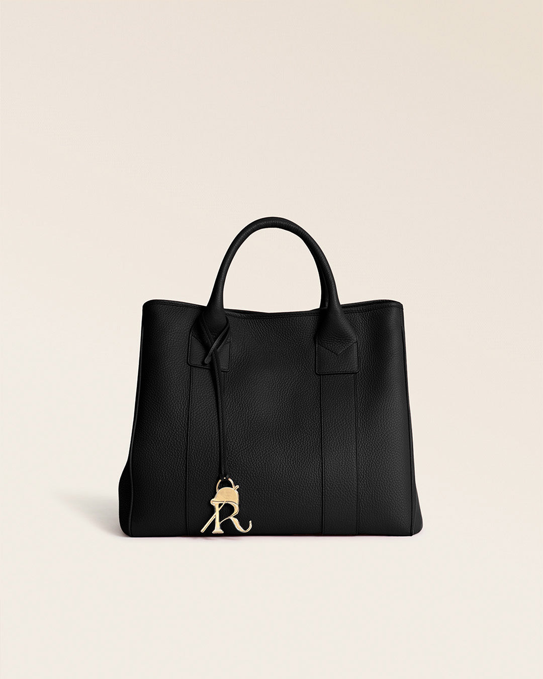 Le sac cabas Max Renouard en cuir façon vigogne noir, vu de face en studio.