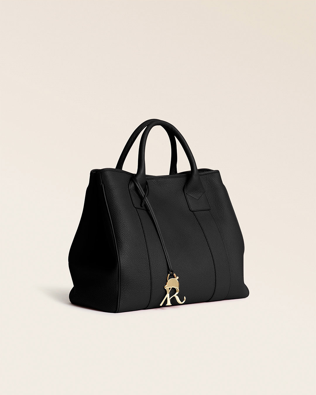 Le sac cabas Max Renouard en cuir façon vigogne noir, vu de quart en studio.