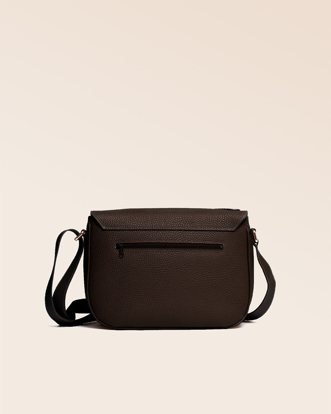 Le sac Casaque Renouard en cuir façon vigogne chocolat, vu de dos en studio.