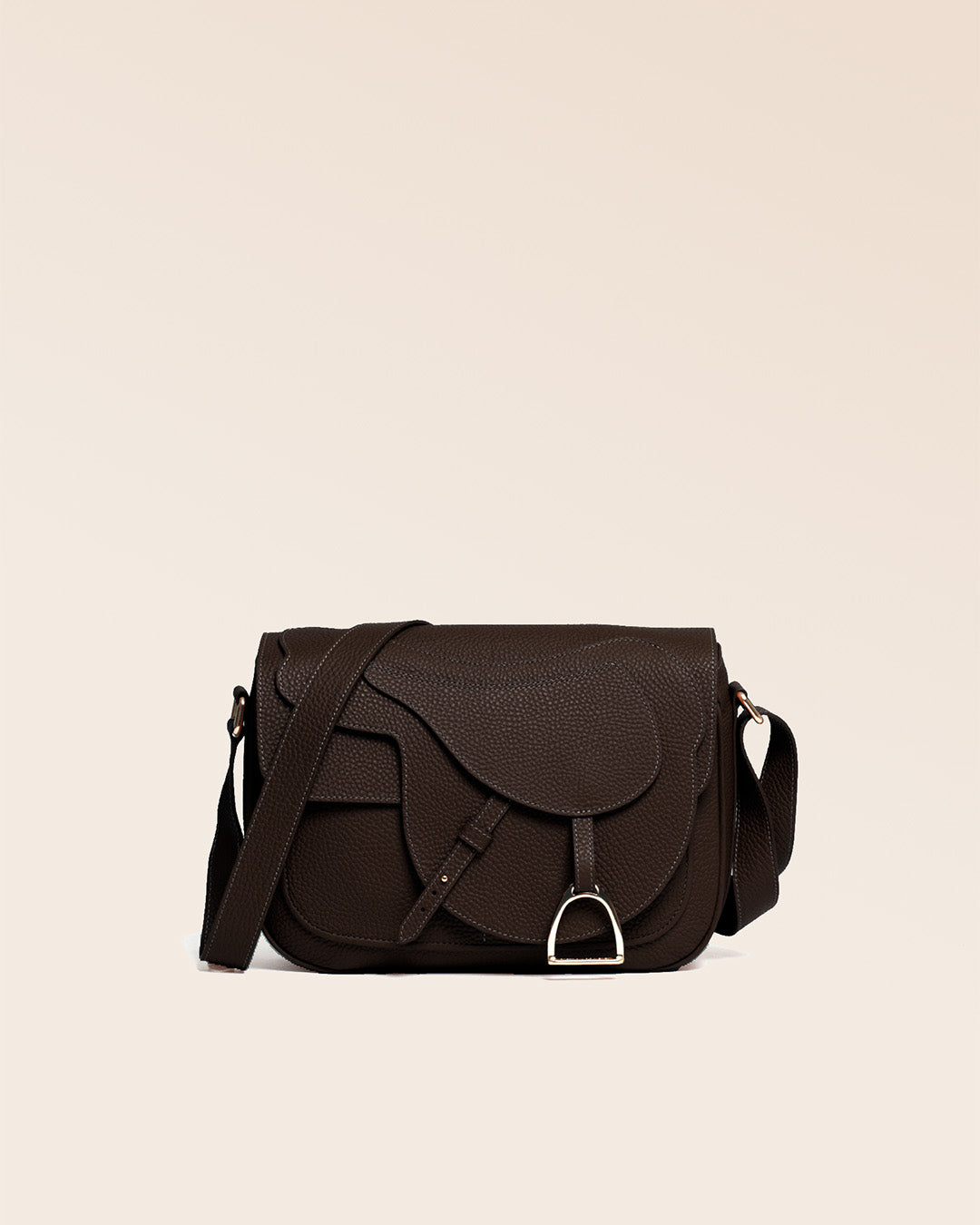 Le sac Casaque Renouard en cuir façon vigogne chocolat, vu de face en studio.