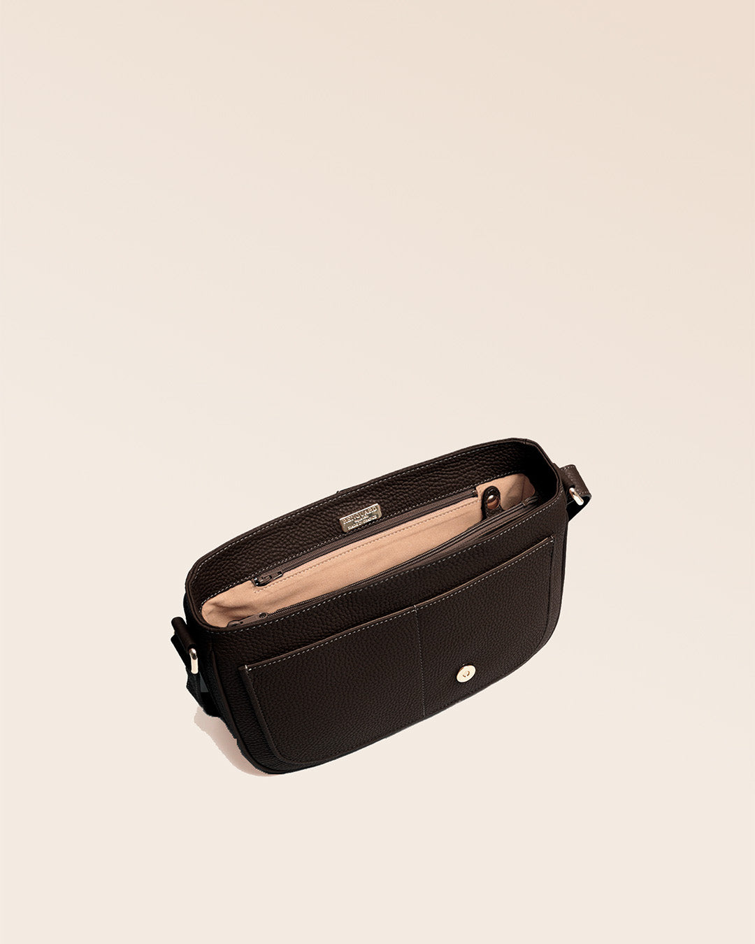 Le sac Casaque Renouard en cuir façon vigogne chocolat, vu ouvert en studio.