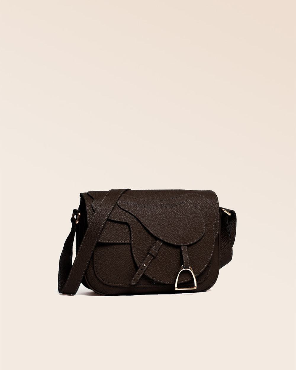 Le sac Casaque Renouard en cuir façon vigogne chocolat, vu de quart en studio.