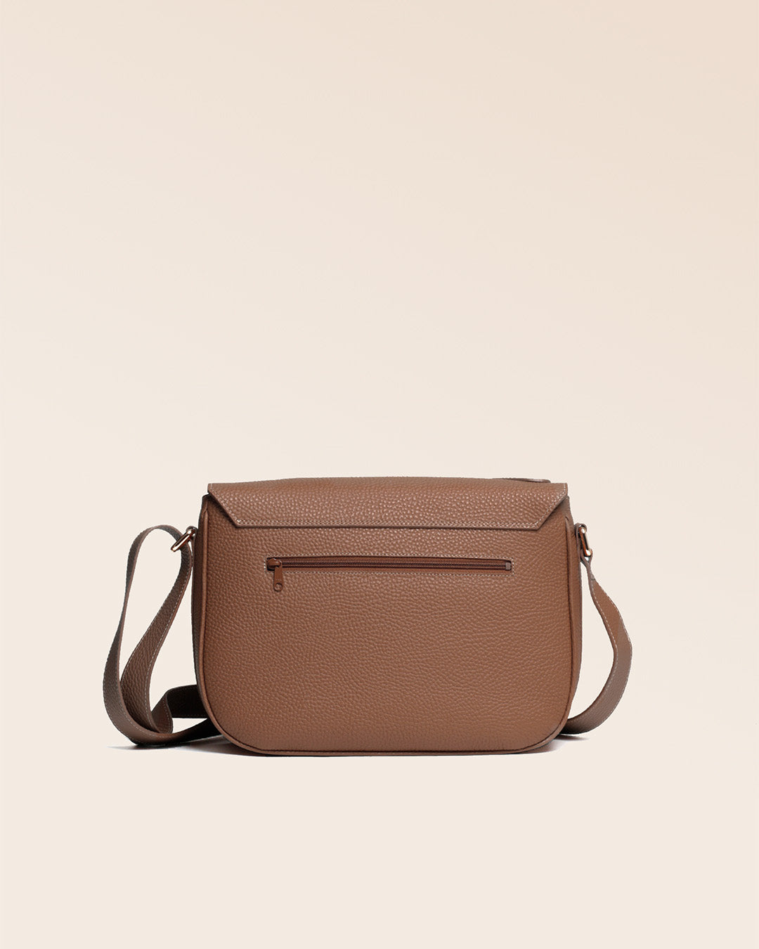 Le sac Casaque Renouard, en cuir façon vigogne fauve vu de dos en studio.