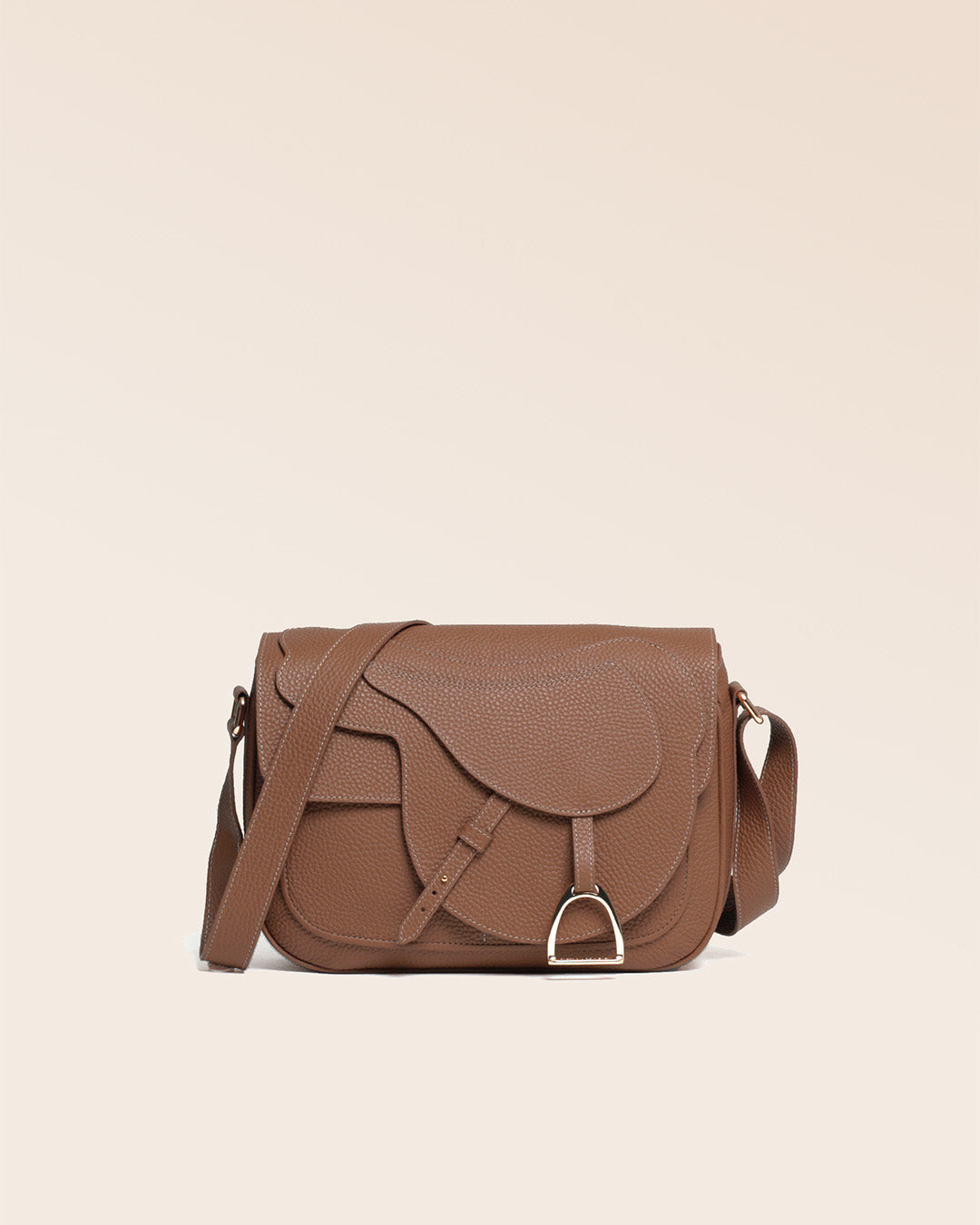 Le sac Casaque Renouard, en cuir façon vigogne fauve vu de face en studio.