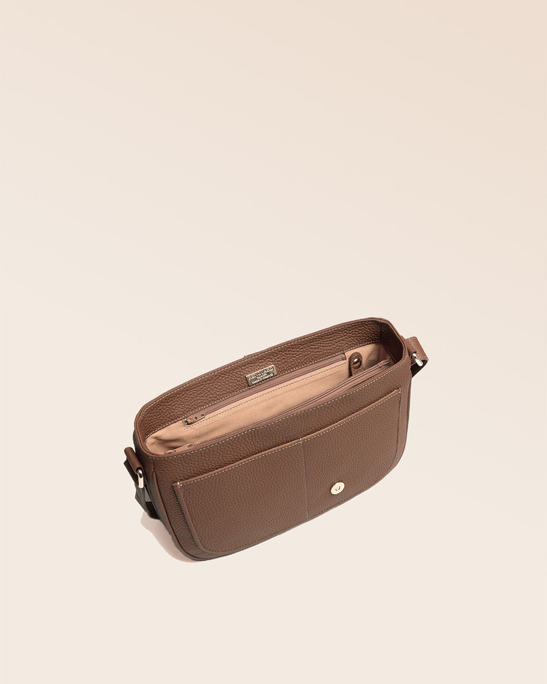 Le sac Casaque Renouard, en cuir façon vigogne fauve vu ouvert en studio.