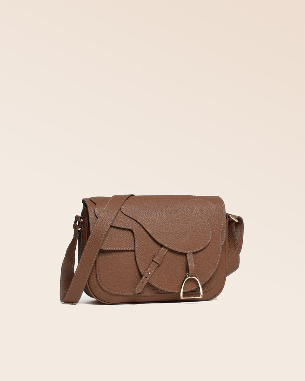 Le sac Casaque Renouard, en cuir façon vigogne fauve vu de quart en studio.