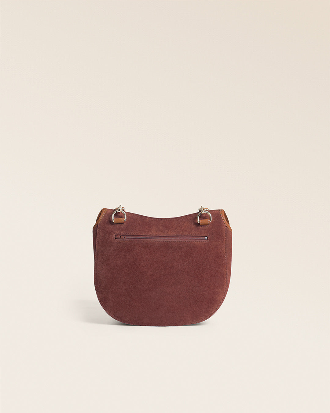Le sac Cavalerie grand modèle Renouard, en cuir veau velours acajou et lisse camel, vu de dos en studio.