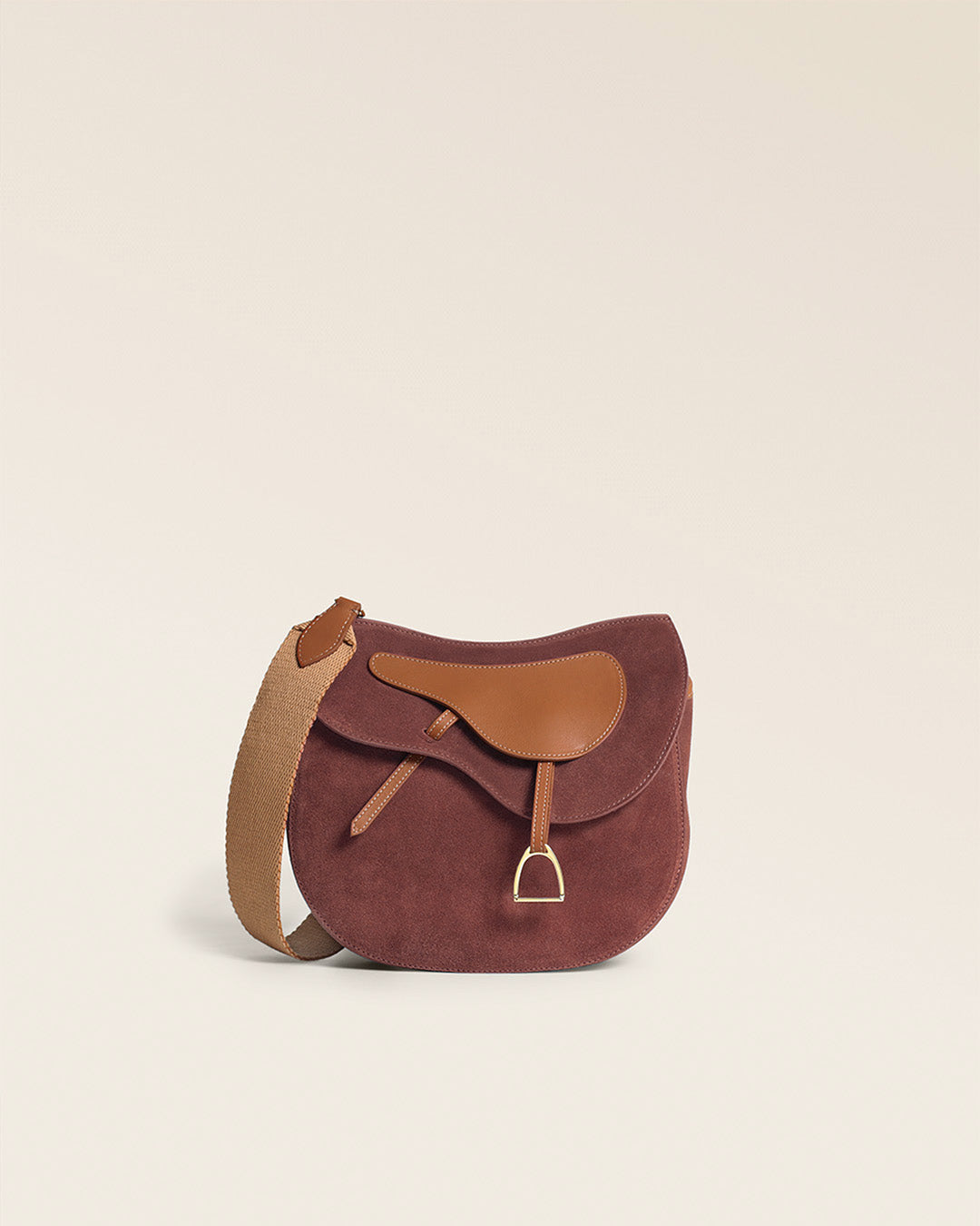 Le sac Cavalerie grand modèle Renouard, en cuir veau velours acajou et lisse camel, vu de face en studio.