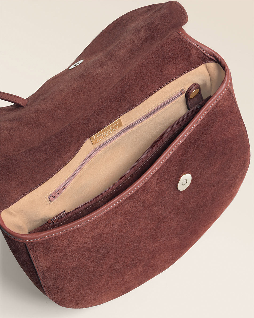 Le sac Cavalerie grand modèle Renouard, en cuir veau velours acajou et lisse camel, vu ouvert en studio.