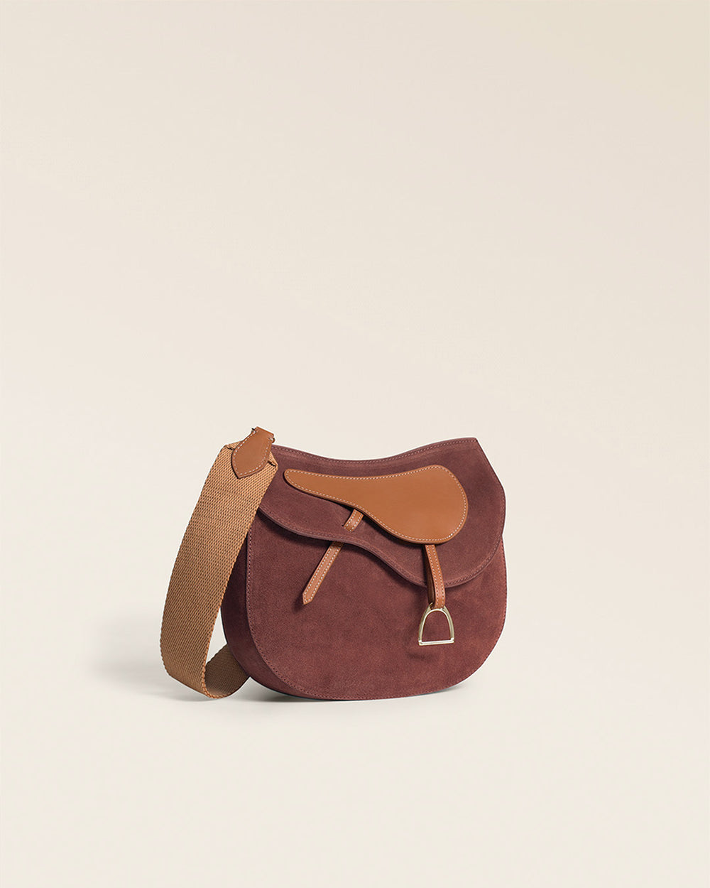 Le sac Cavalerie grand modèle Renouard, en cuir veau velours acajou et lisse camel, vu de quart en studio.