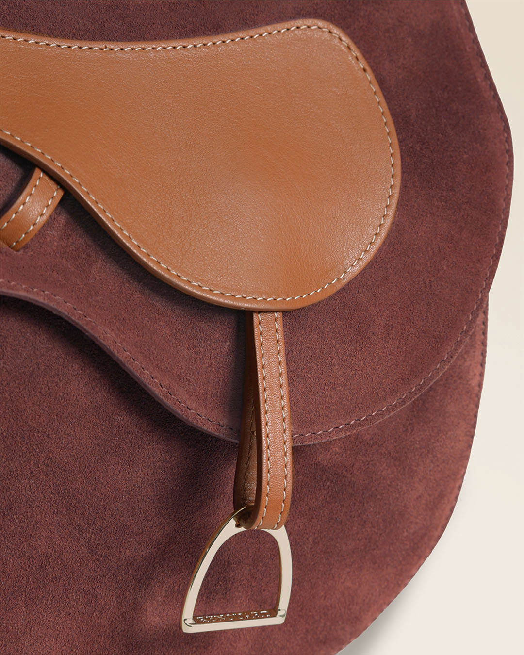 Le sac Cavalerie grand modèle Renouard, en cuir veau velours acajou et lisse camel, vu de près en studio.