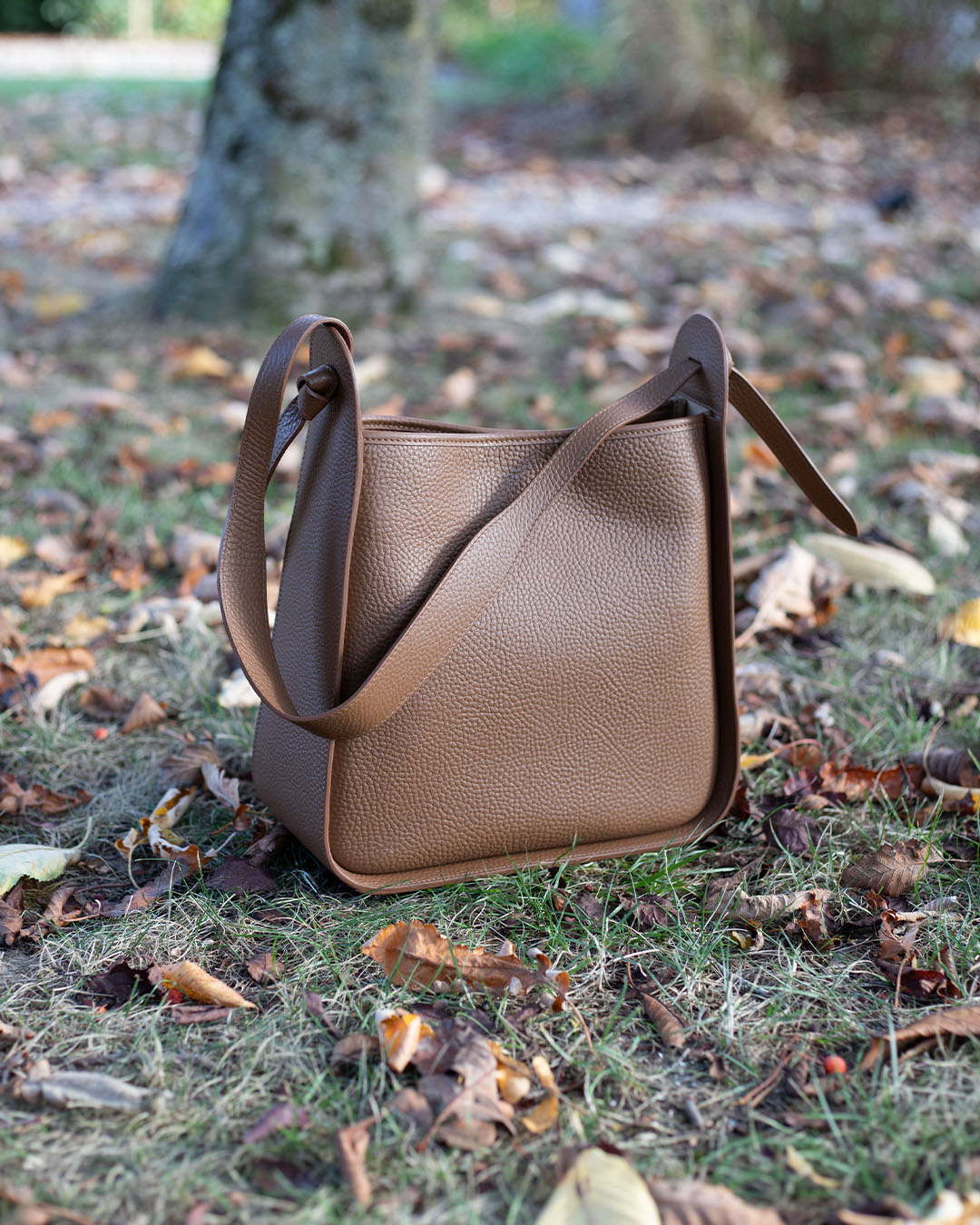 Le sac Emilie Renouard en cuir façon vigogne fauve, vu de face en ambiance.
