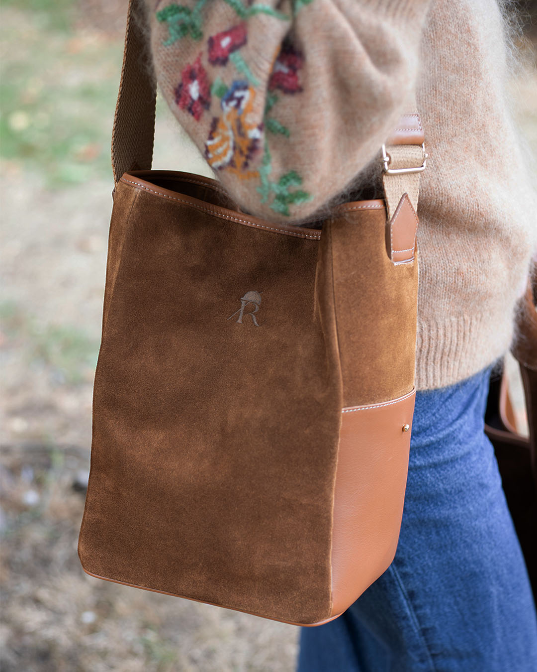 Le sac Gaspard Renouard en cuir veau velours noisette et lisse camel, vu porté.
