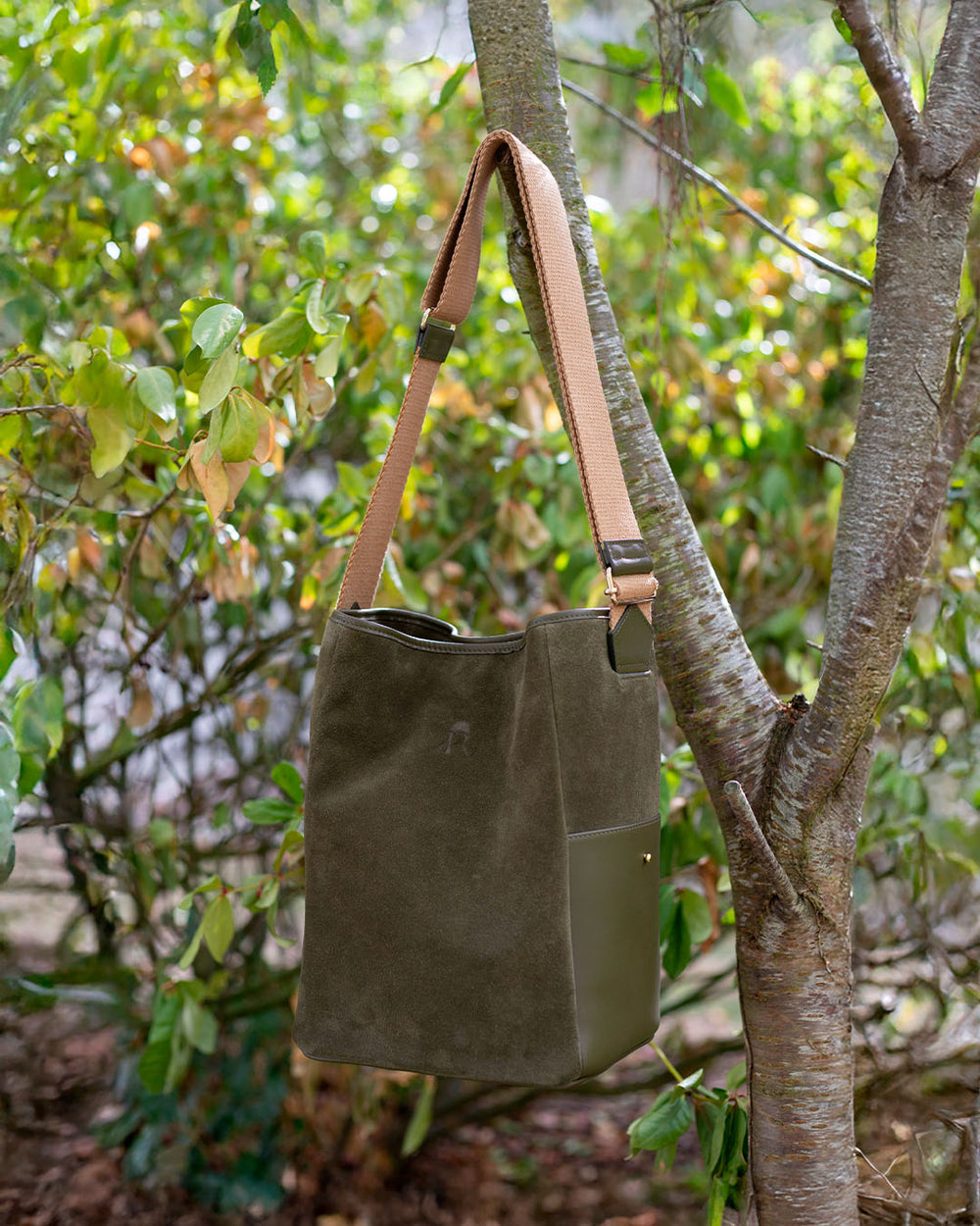 Le sac Gaspard Renouard en cuir veau velours truffe et lisse truffe, vu en ambiance.