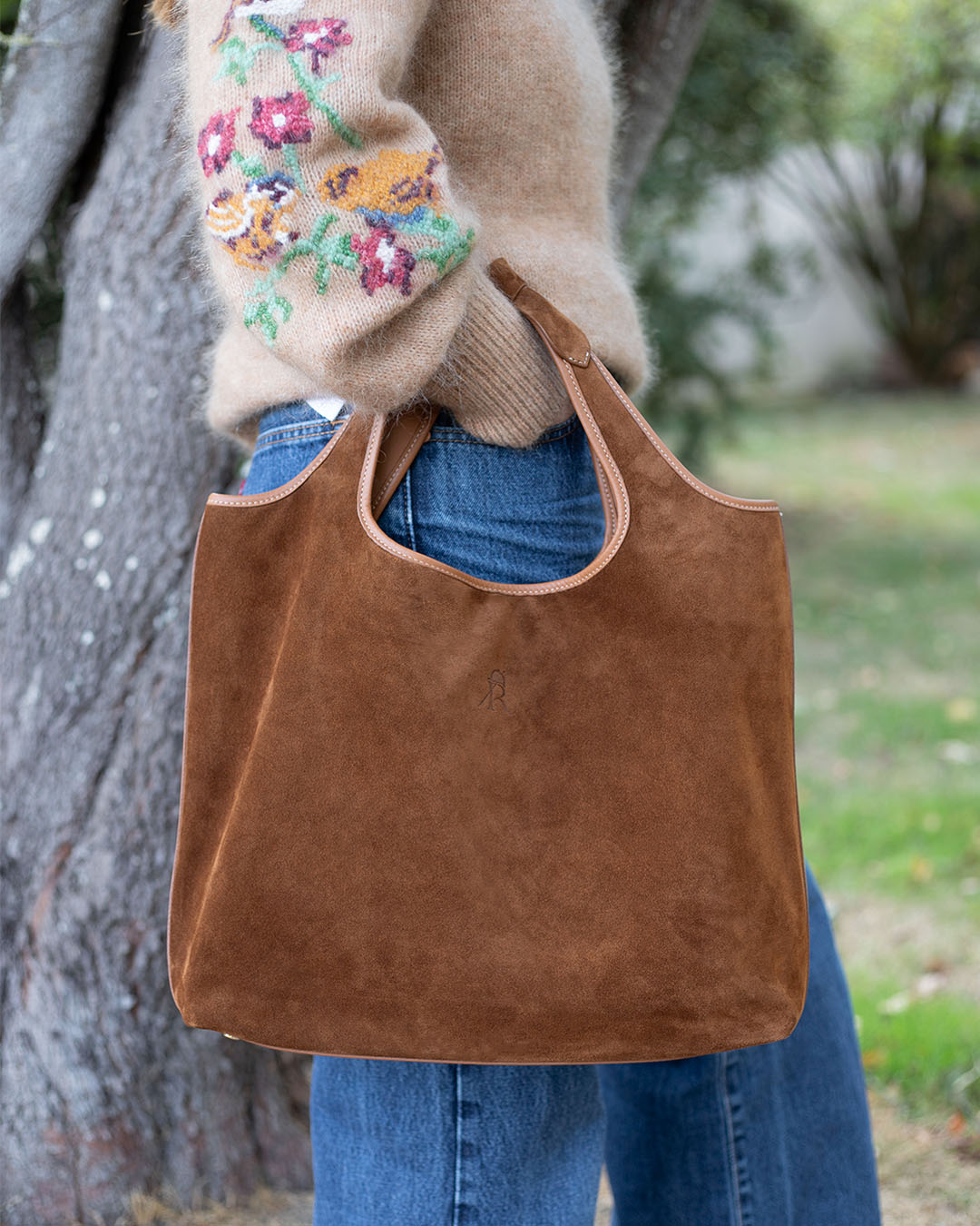 Le sac Jaïpur Renouard en cuir veau velours noisette et lisse camel, vu porté.