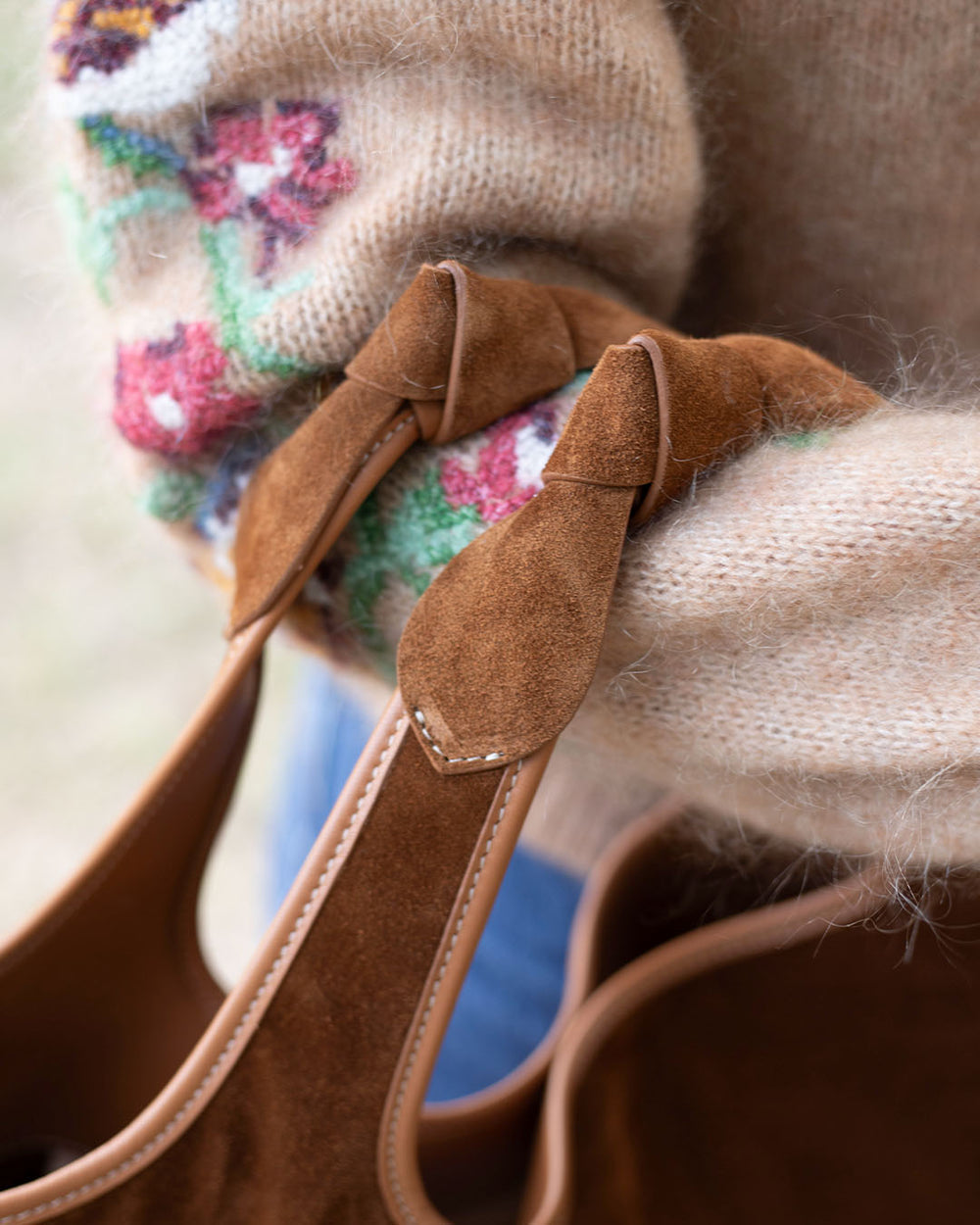 Le sac Jaïpur Renouard en cuir veau velours noisette et lisse camel, vu en détails.