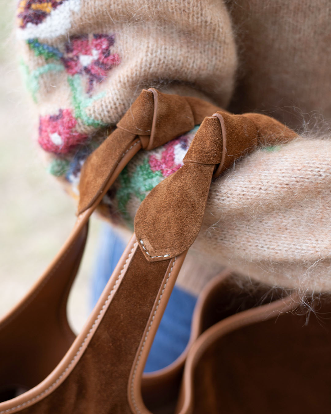 Le sac Jaïpur Renouard en cuir veau velours noisette et lisse camel, vu en détails.