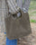 Le sac Jaïpur Renouard en cuir veau velours truffe et lisse truffe, vu porté.
