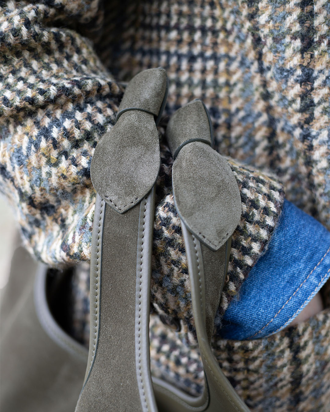 Le sac Jaïpur Renouard en cuir veau velours truffe et lisse truffe, vu en détail.