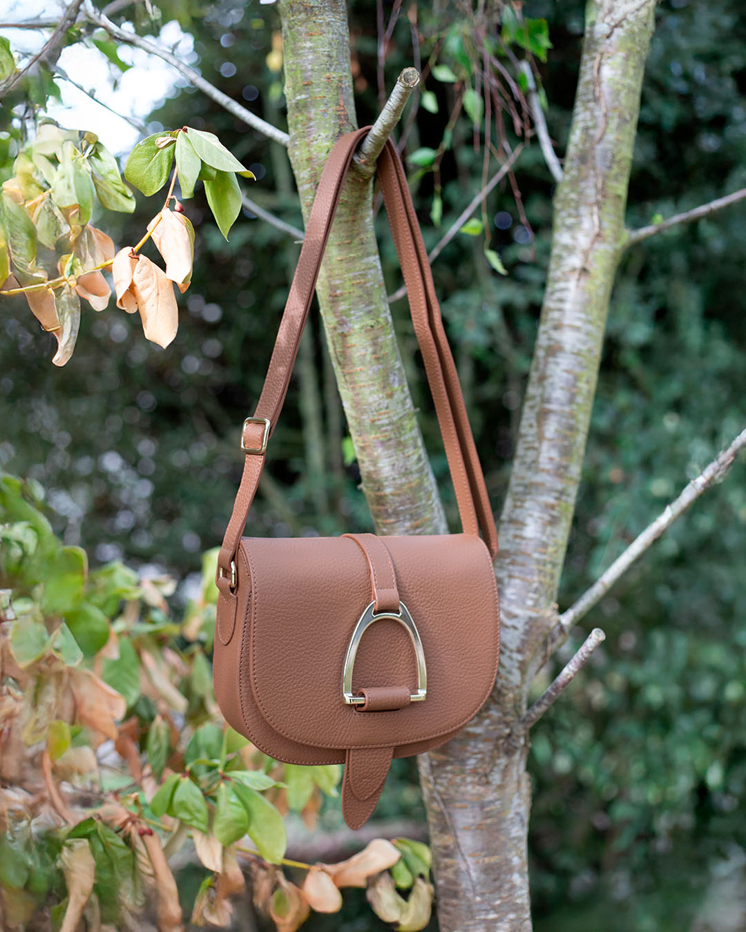 Le sac Licol Renouard en cuir façon vigogne fauve, vu en ambiance.