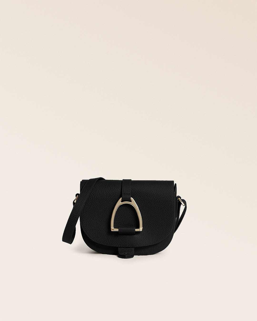 Le sac Licol Renouard en cuir façon vigogne noir, vu de face en studio.