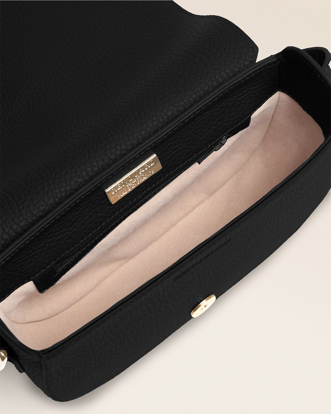 Le sac Licol Renouard en cuir façon vigogne noir, vu ouvert en studio.
