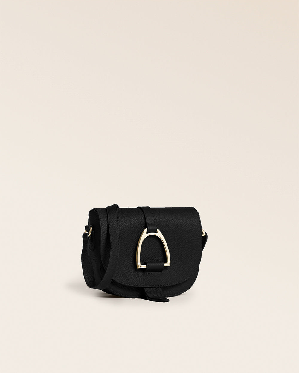 Le sac Licol Renouard en cuir façon vigogne noir, vu de quart en studio.