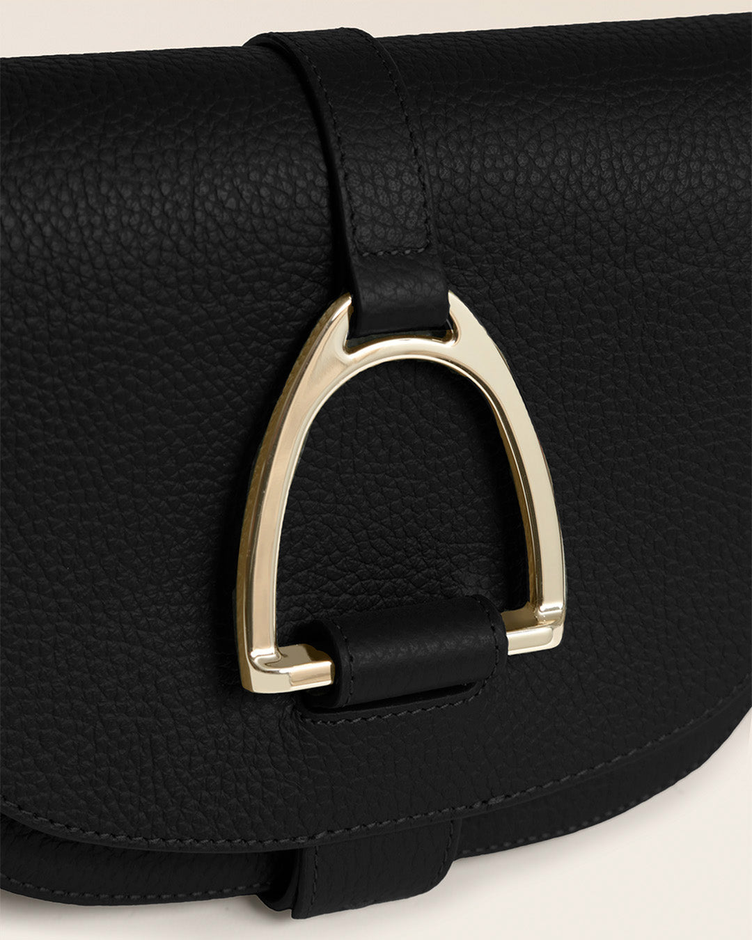 Le sac Licol Renouard en cuir façon vigogne noir, vu de près en studio.