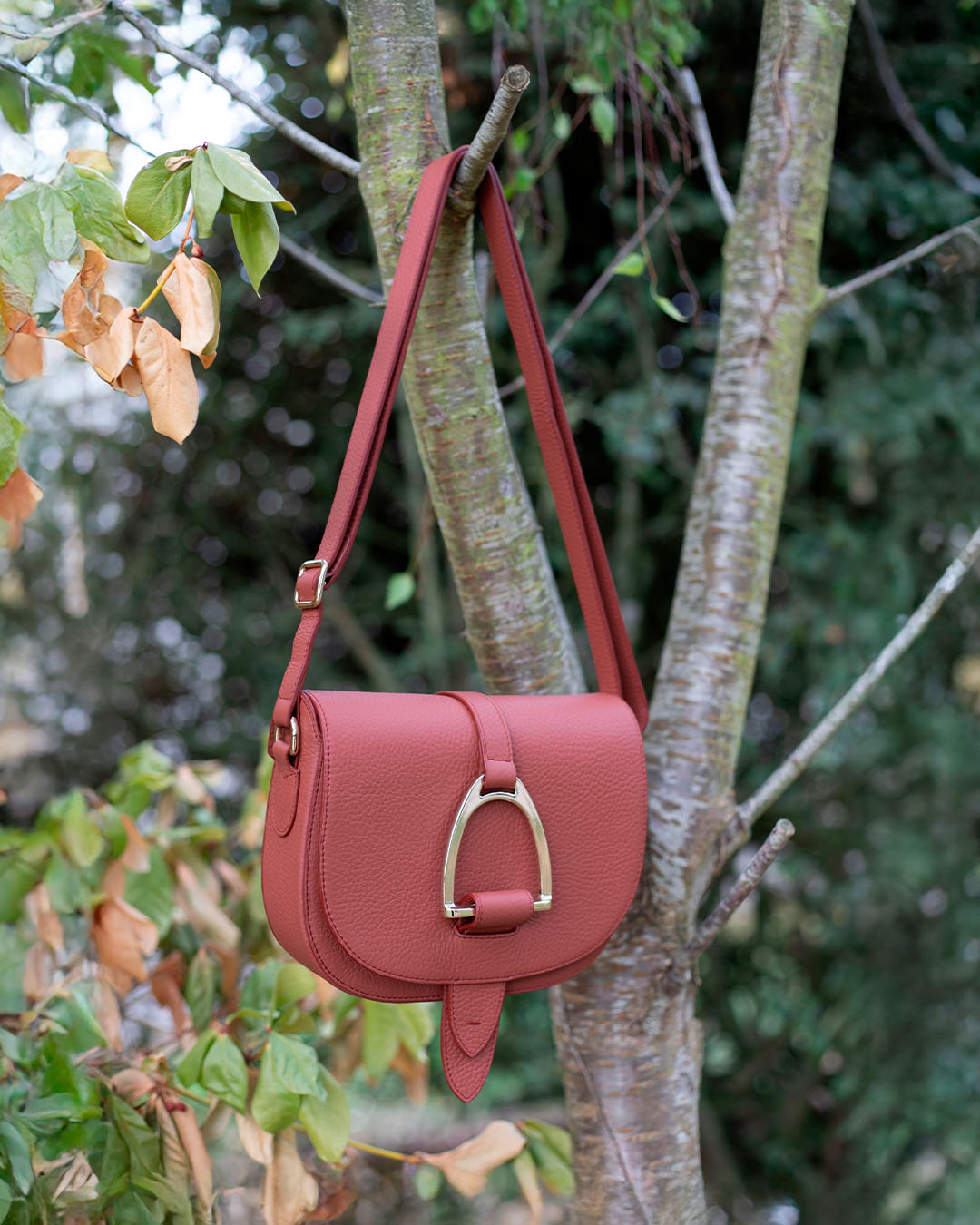 Le sac Licol Renouard en cuir façon vigogne terracotta, vu en ambiance.