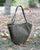 Le sac Païta Renouard en cuir veau velours truffe et cuir lisse truffe, vu de quart en ambiance.