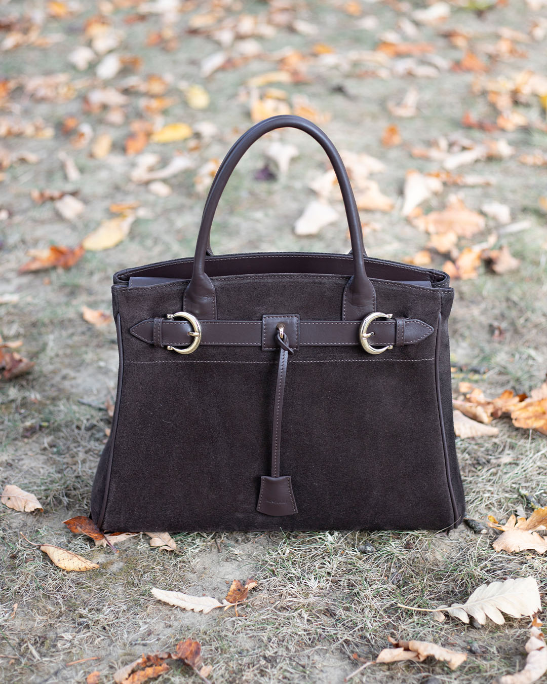 Le sac Prestige PM Renouard en cuir veau velours espresso et lisse ébène, vu de face en ambiance.