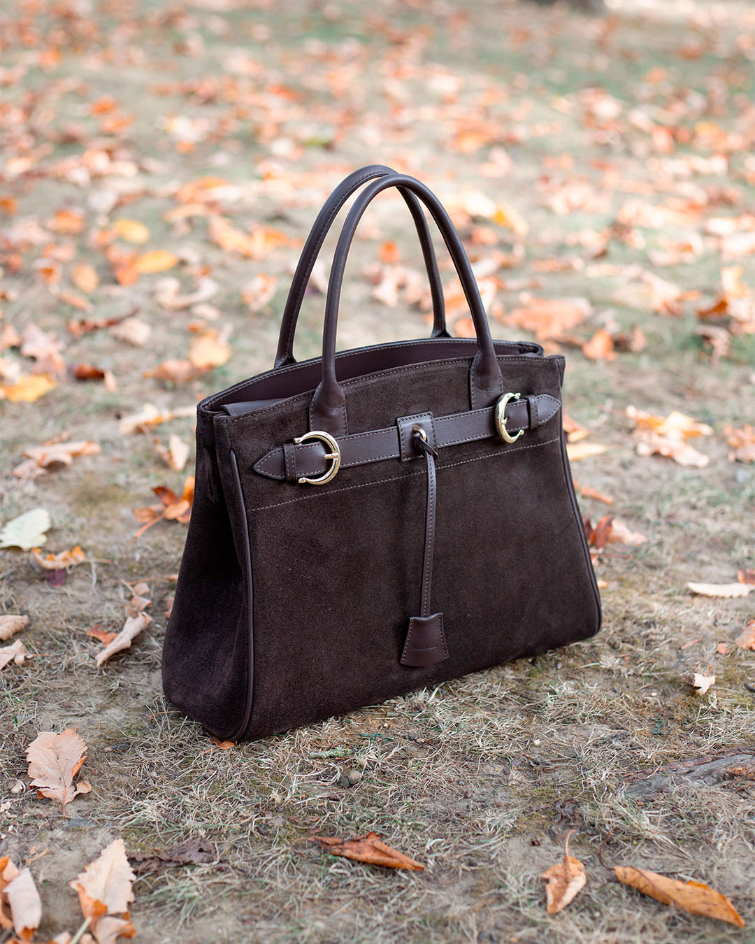 Le sac Prestige PM Renouard en cuir veau velours espresso et lisse ébène, vu de quart en ambiance.