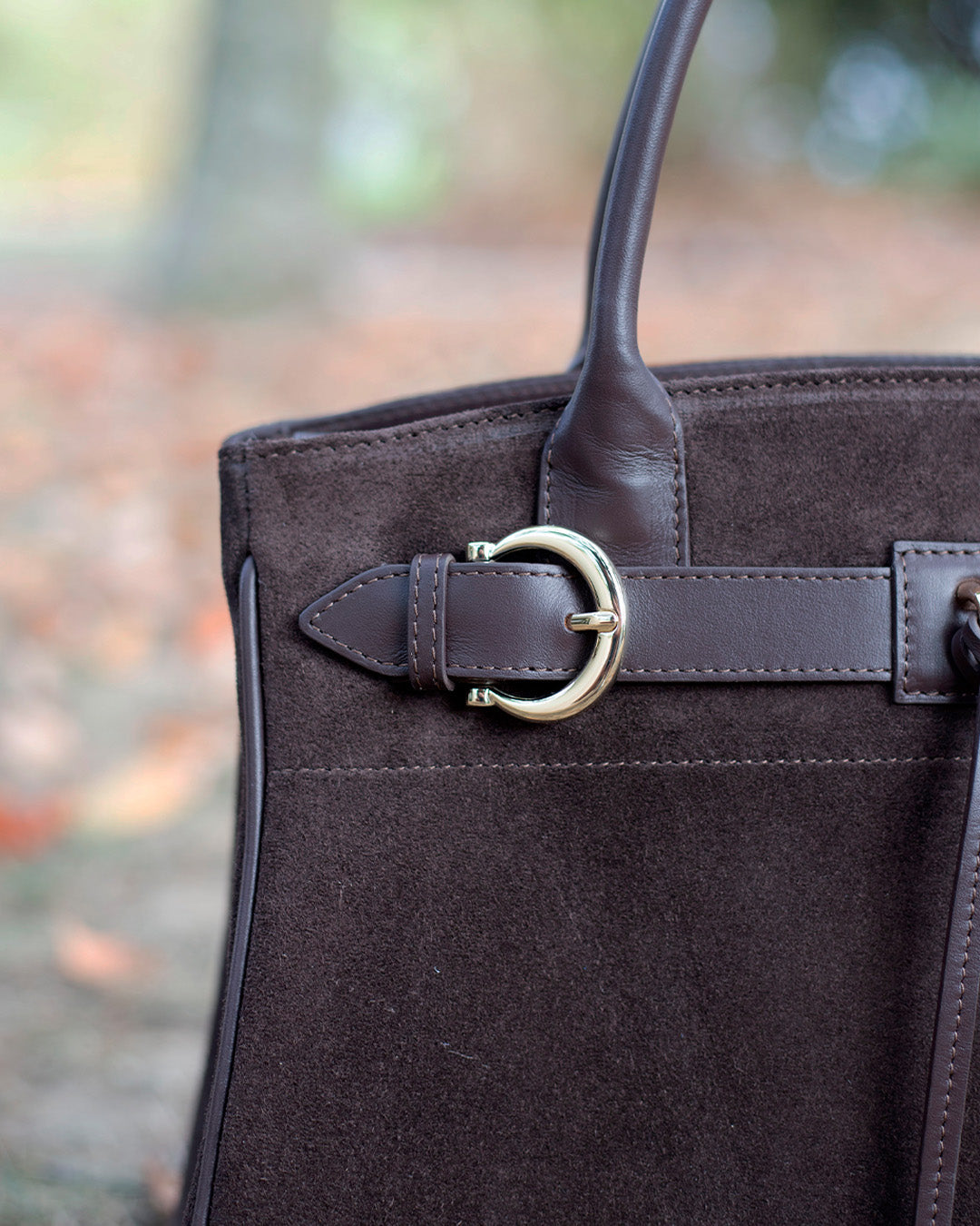Le sac Prestige PM Renouard en cuir veau velours espresso et lisse ébène, vu de près en ambiance.