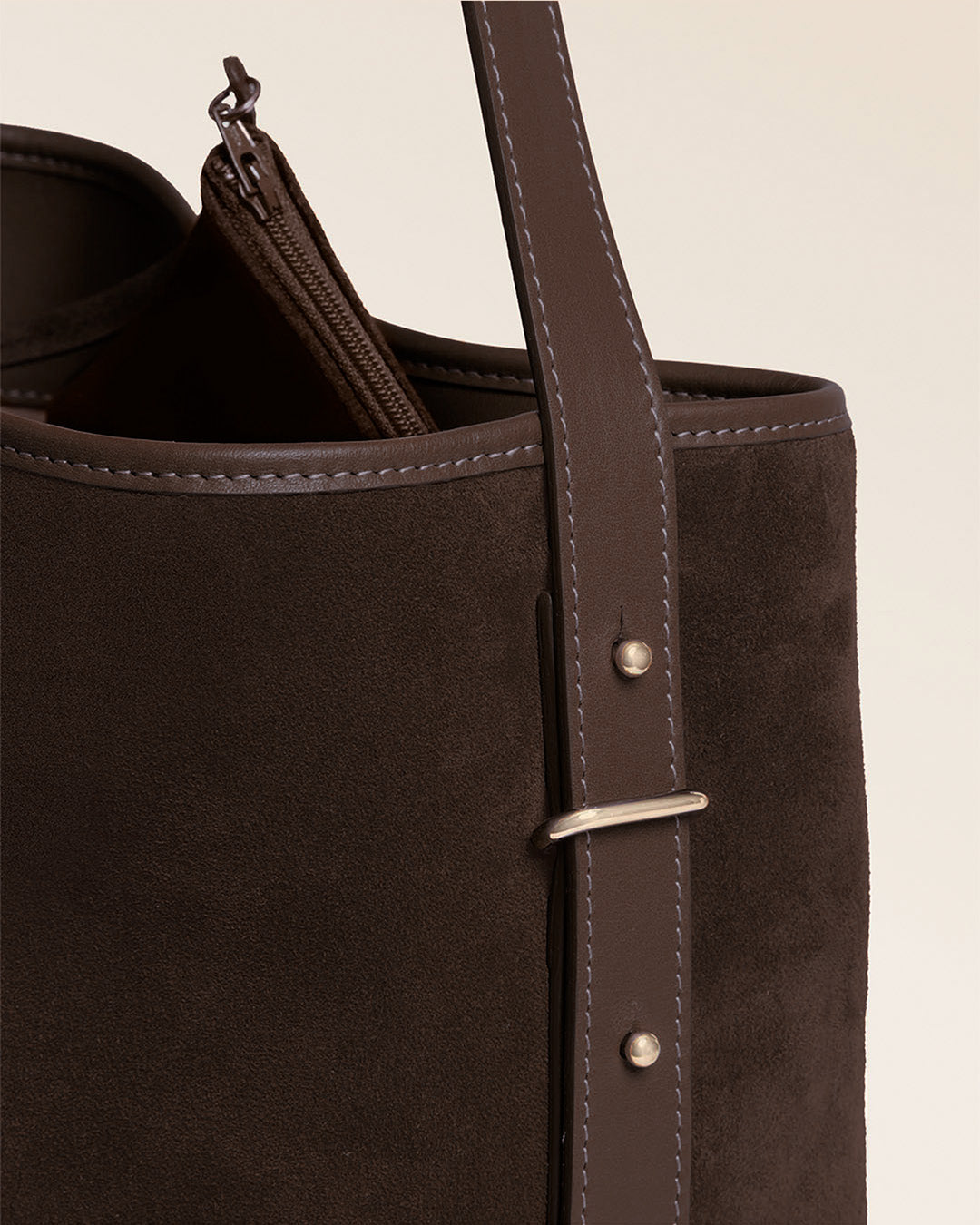 Le sac Rio Renouard en cuir veau velours espresso et lisse ébène, vu de près en studio.