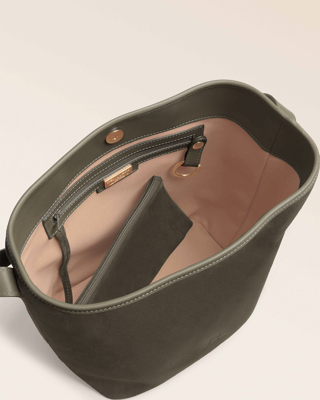 Le sac Rio Renouard en cuir veau velours truffe et lisse truffe, vu ouvert en studio.