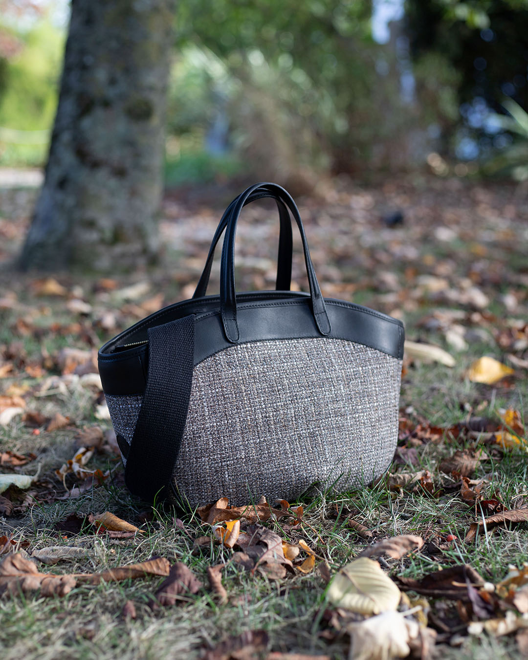 Le sac Sarah Renouard en toile tweed taupe et cuir lisse noir, vu de quart en ambiance.