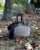 Le sac Sarah Renouard en toile tweed taupe et cuir lisse noir, vu de quart en ambiance.