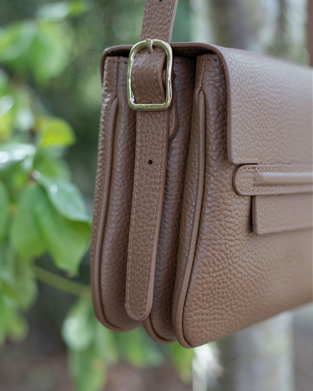 Le sac Sofia Renouard en cuir façon vigogne fauve, vu de près en ambiance.