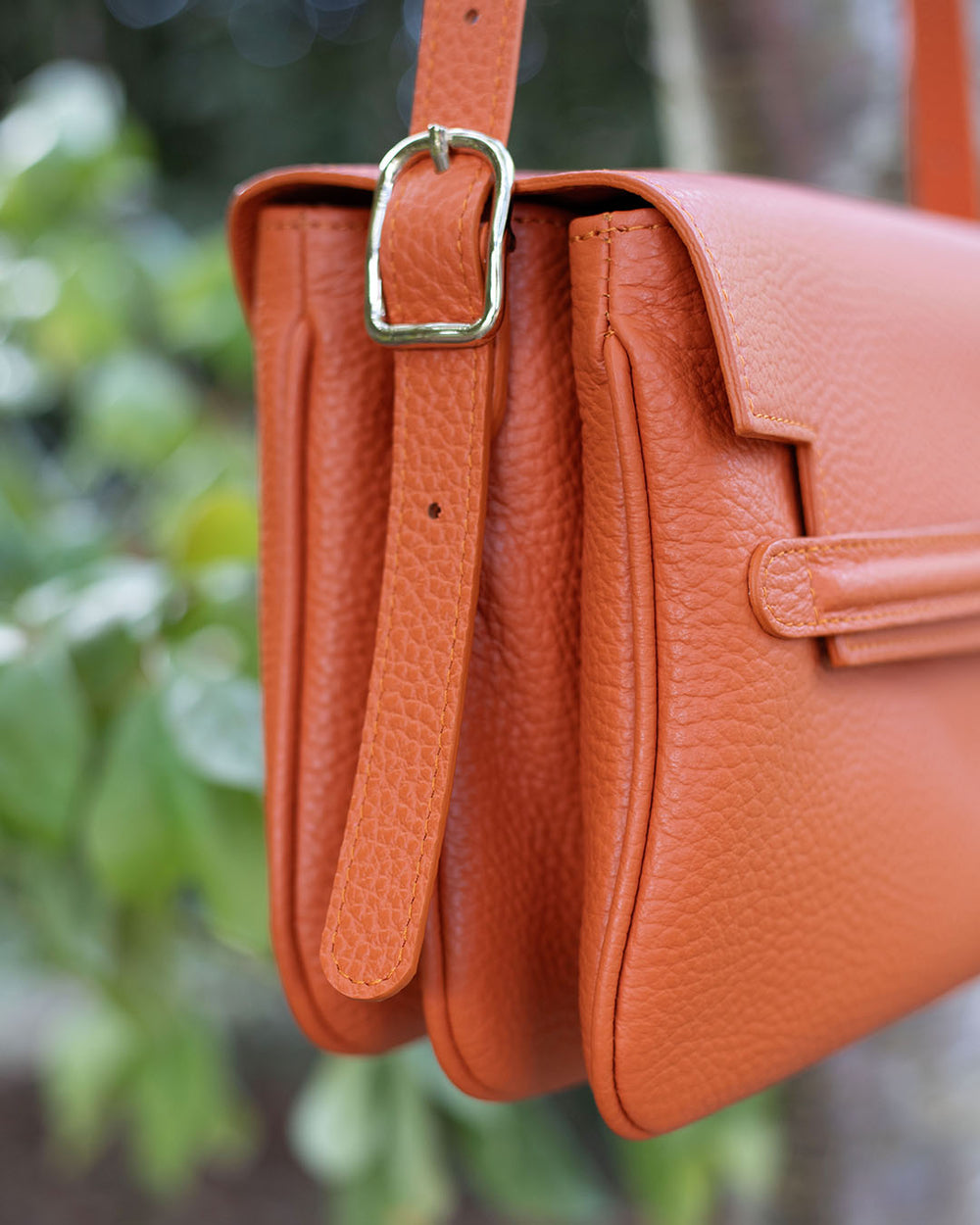 Le sac Sofia Renouard en cuir façon vigogne orange, vu de près en ambiance.