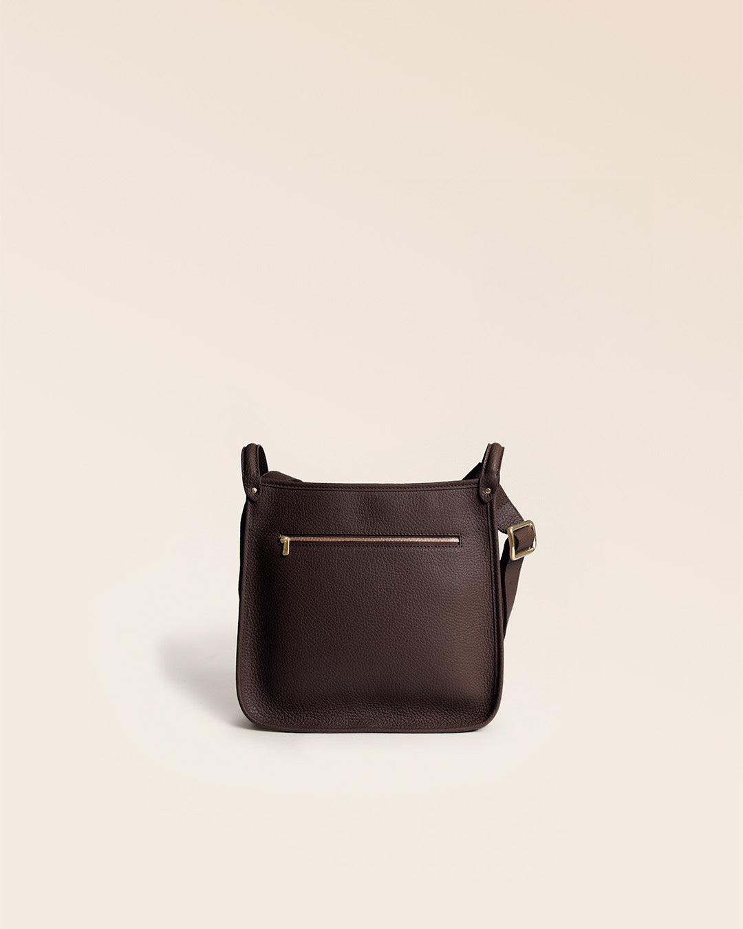 Le sac Stan Renouard en cuir façon vigogne chocolat, vu de dos en studio.