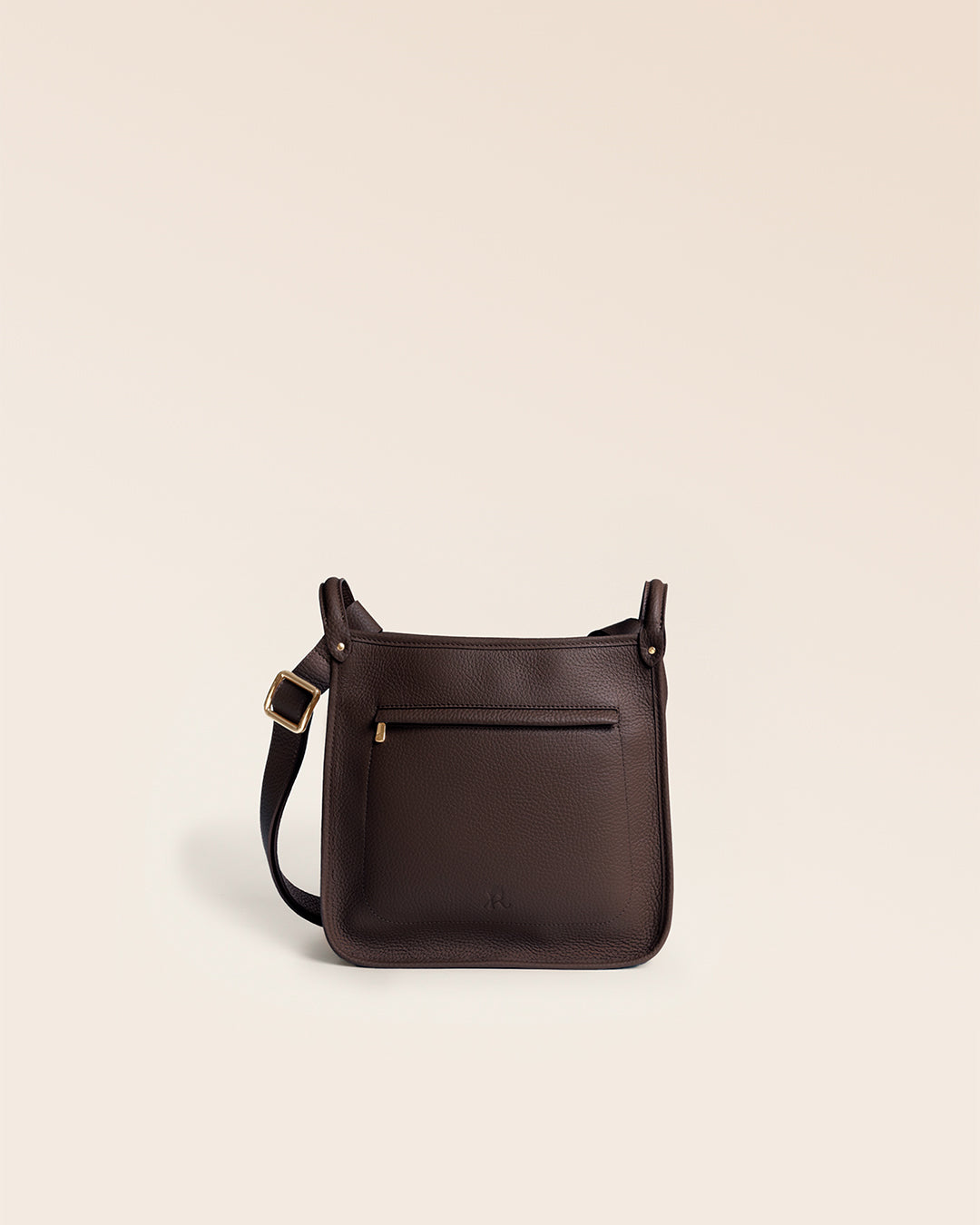 Le sac Stan Renouard en cuir façon vigogne chocolat, vu de face en studio.