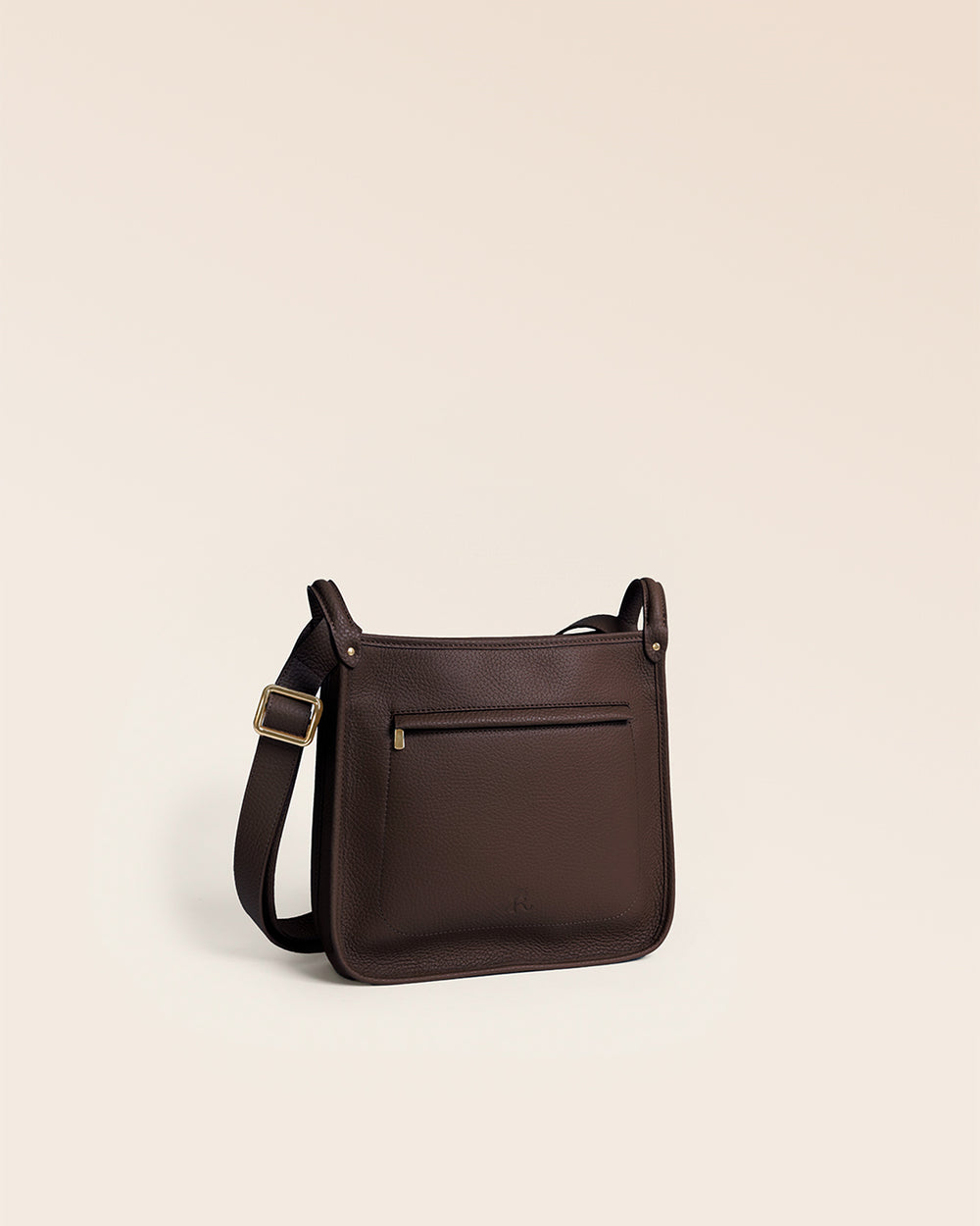 Le sac Stan Renouard en cuir façon vigogne chocolat, vu de quart en studio.