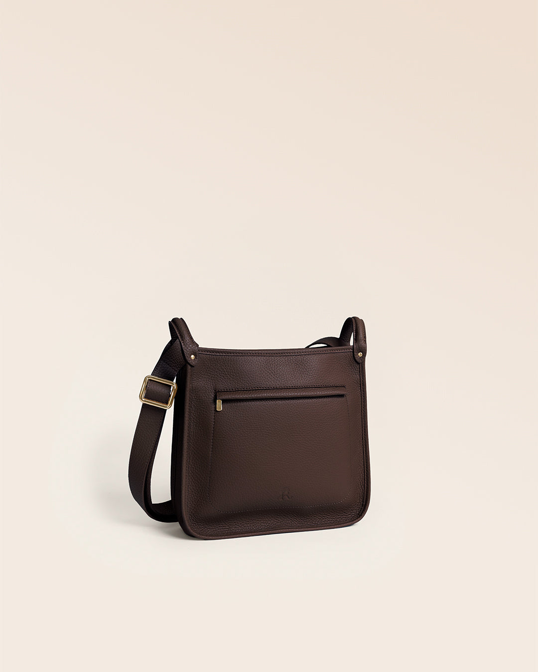Le sac Stan Renouard en cuir façon vigogne chocolat, vu de quart en studio.