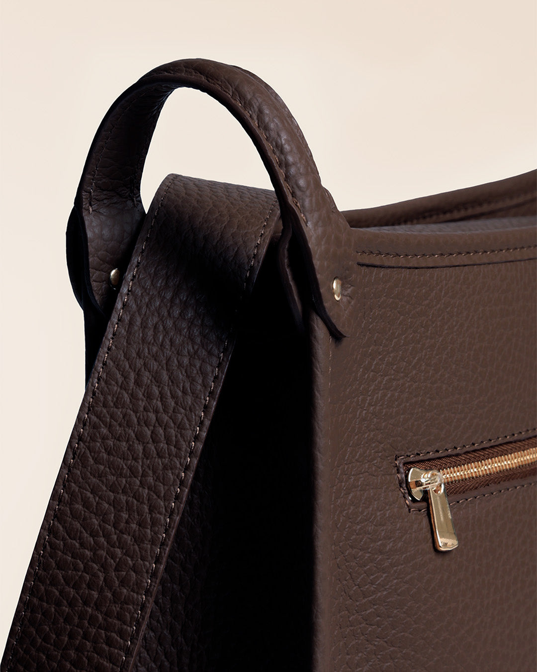 Le sac Stan Renouard en cuir façon vigogne chocolat, vu en détails en studio.