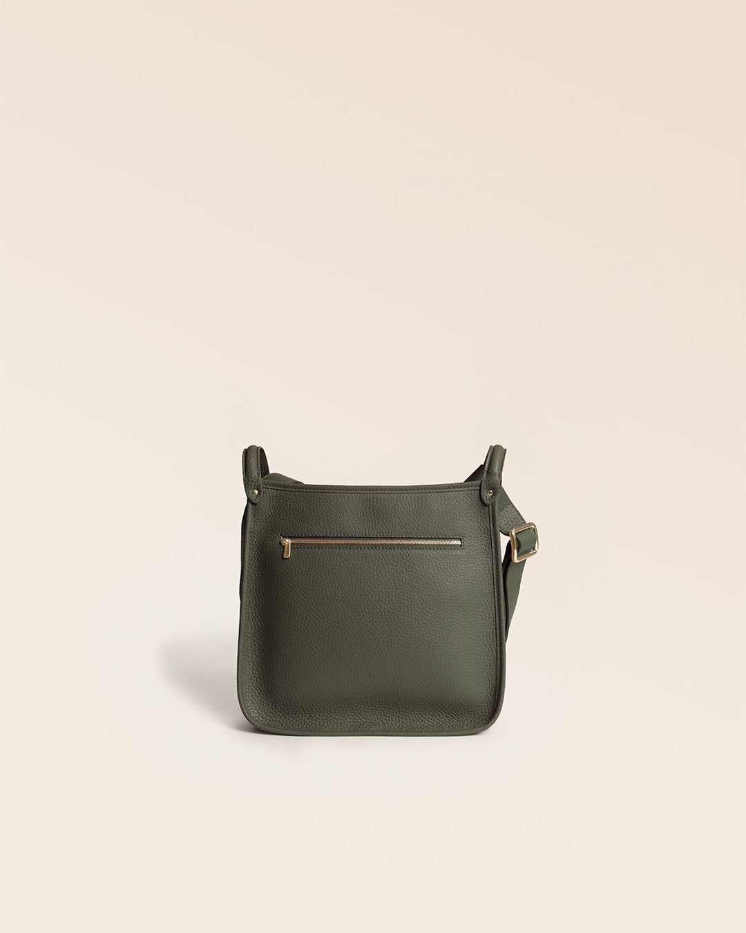Le sac Stan Renouard en cuir façon vigogne kaki, vu de dos en studio.